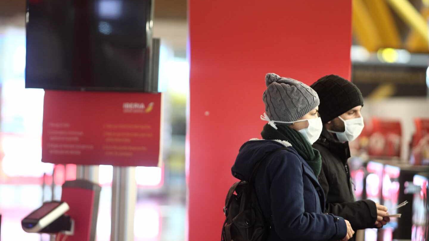 Pasajeros en el aeropuerto de Madrid-Barajas con mascarillas.