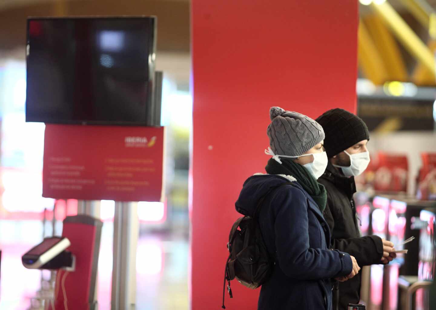 Pasajeros en el aeropuerto de Madrid-Barajas con mascarillas.