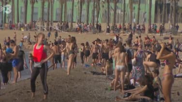 Cientos de personas incumplen las normas bañándose y tomando el sol en la Barceloneta