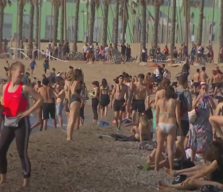 Cientos de personas incumplen las normas bañándose y tomando el sol en la Barceloneta