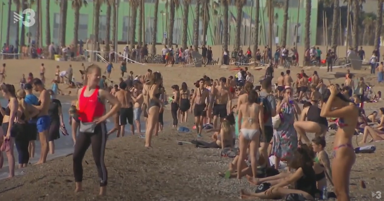 Cientos de personas incumplen las normas bañándose y tomando el sol en la Barceloneta