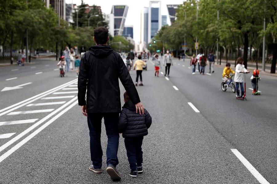 Sanidad felicita a Madrid y acerca el pase de la región a la Fase 1 este lunes