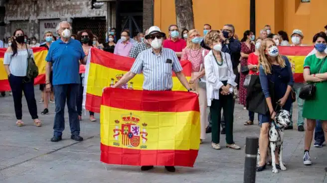 Un manifestante recibe dos puñetazos en la nuca durante una cacerolada en Cáceres