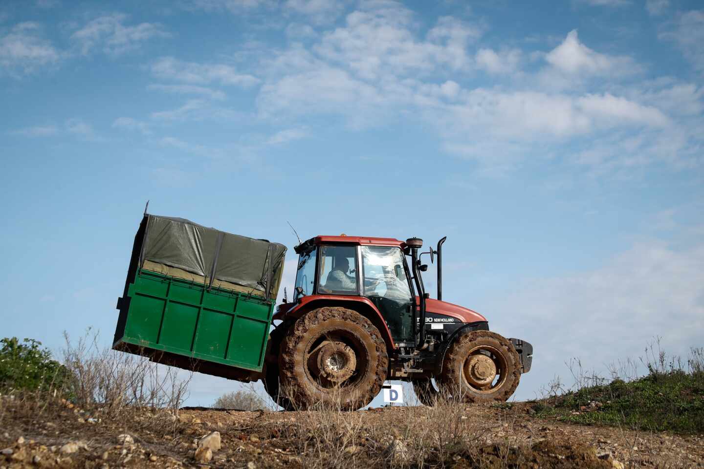 Un tractorista, en plenas labores de recogida de una cosecha en Castilla-La Mancha.