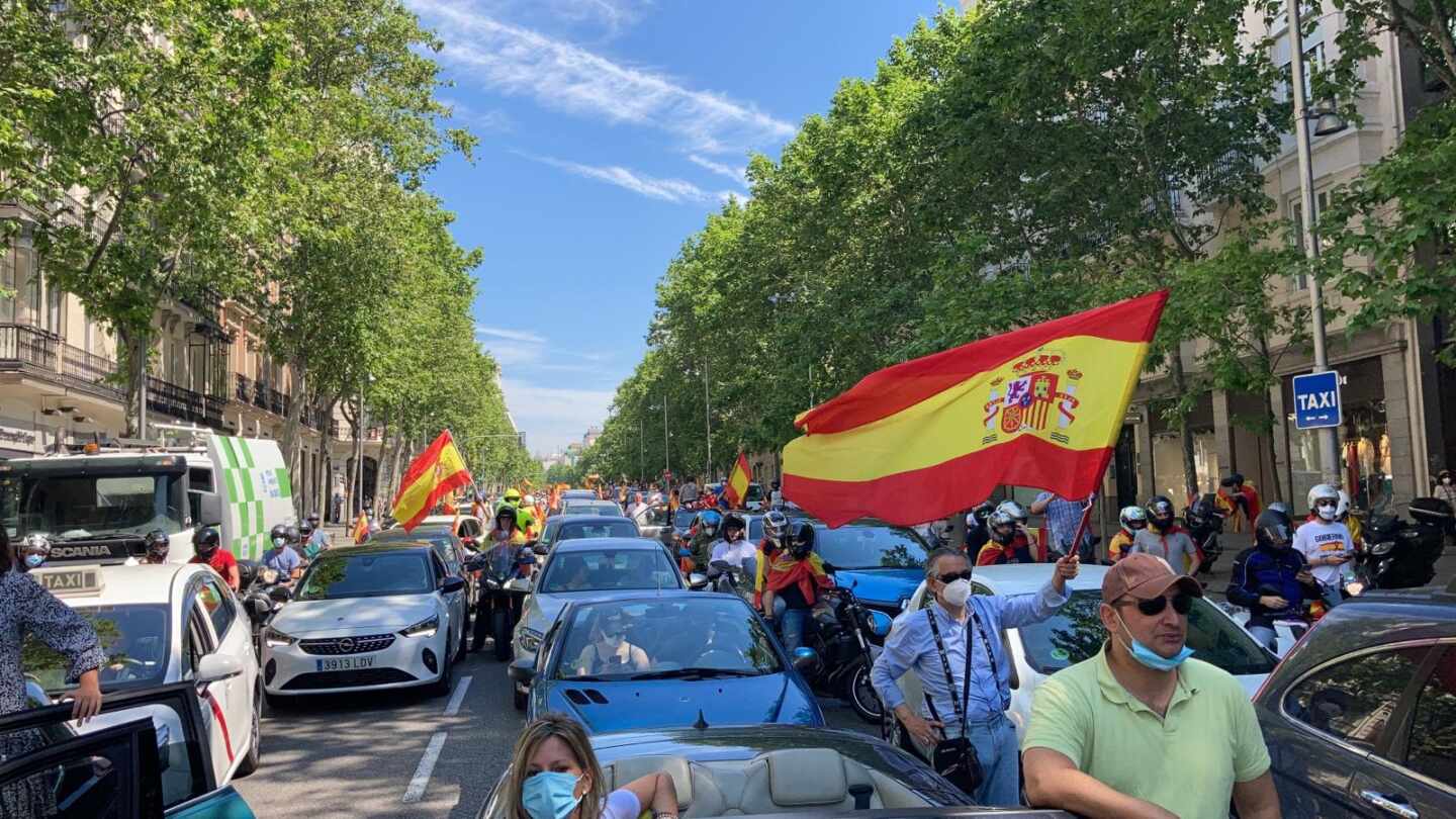 Miles de coches abarrotan el centro de Madrid en la caravana de Vox contra el Gobierno