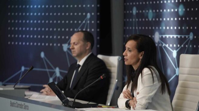 Beatriz Corredor junto al consejero delegado de Red Eléctrica, que ha aprobado la nueva política de salarios El consejero delegado de Red Eléctrica, Roberto García Merino, y su presidenta, Beatriz Corredor.