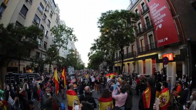 Cientos de personas piden la dimisión de Sánchez ante la sede del PSOE