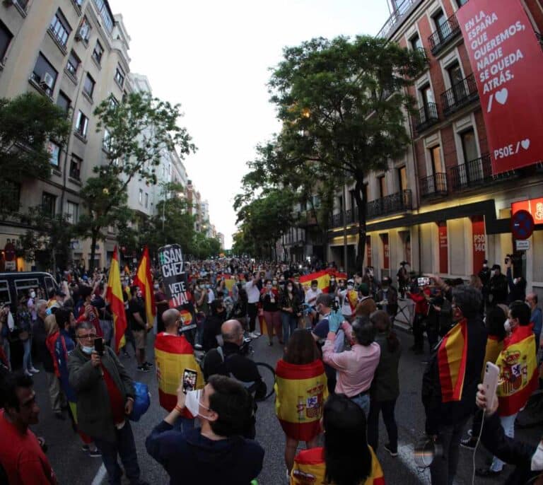 Cientos de personas piden la dimisión de Sánchez ante la sede del PSOE