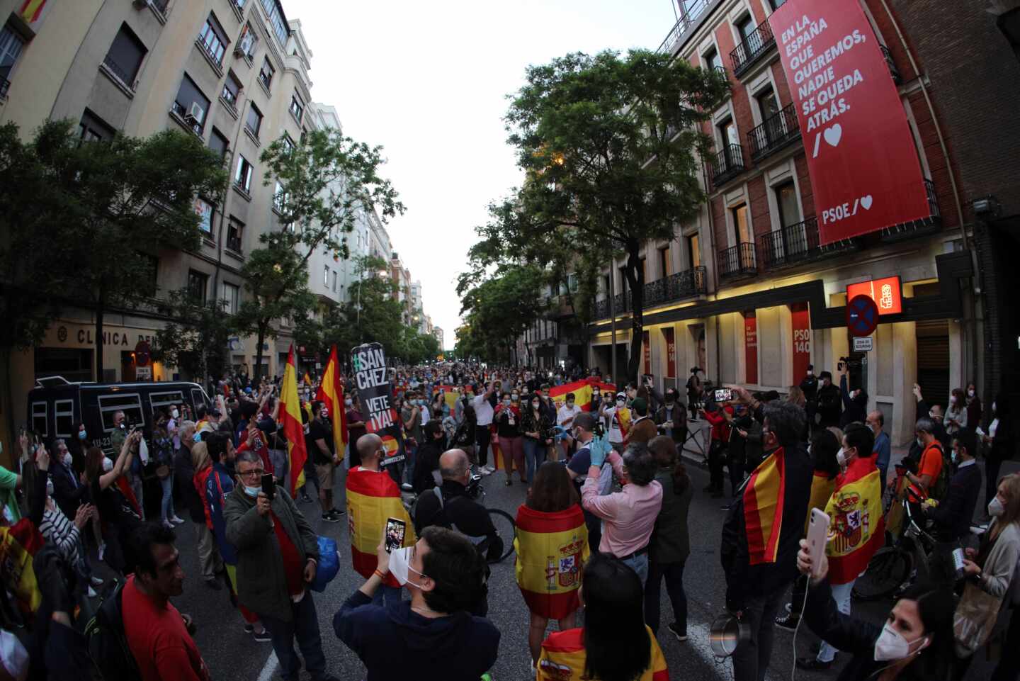 Cientos de personas piden la dimisión de Sánchez ante la sede del PSOE