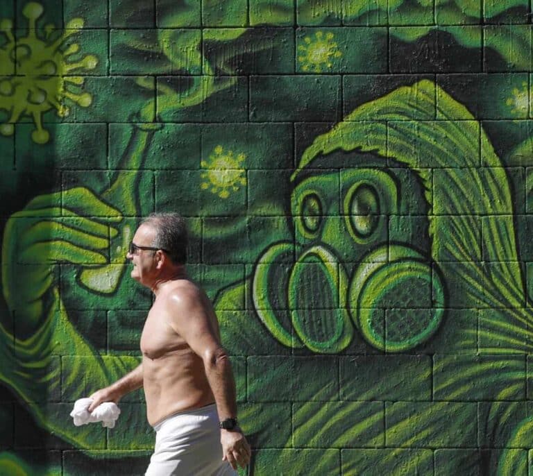 Michael T. Osterholm y Mark Olshaker: “No hemos pasado por lo peor de la covid-19”