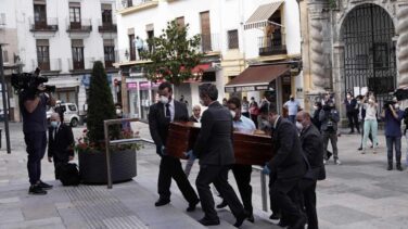 El féretro de Julio Anguita llega entre aplausos al Ayuntamiento de Córdoba