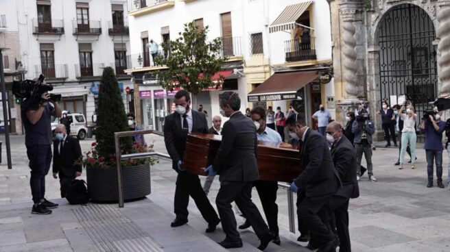 El féretro de Julio Anguita llega al Ayuntamiento de Córdoba.