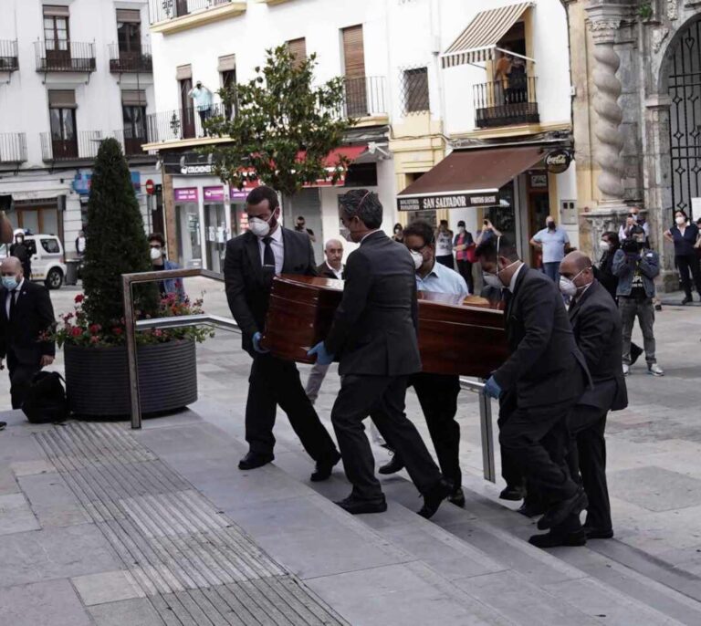 El féretro de Julio Anguita llega entre aplausos al Ayuntamiento de Córdoba