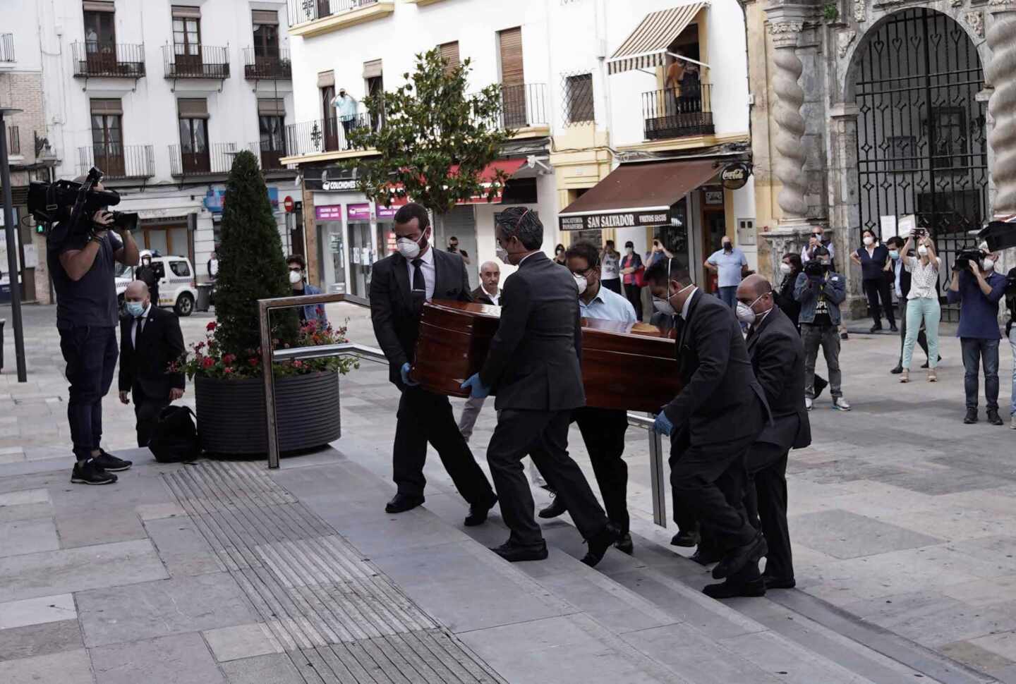 El féretro de Julio Anguita llega entre aplausos al Ayuntamiento de Córdoba