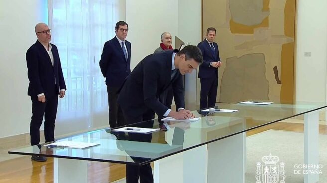 Gobierno, patronal y sindicatos firman el pacto para prorrogar los ERTE.