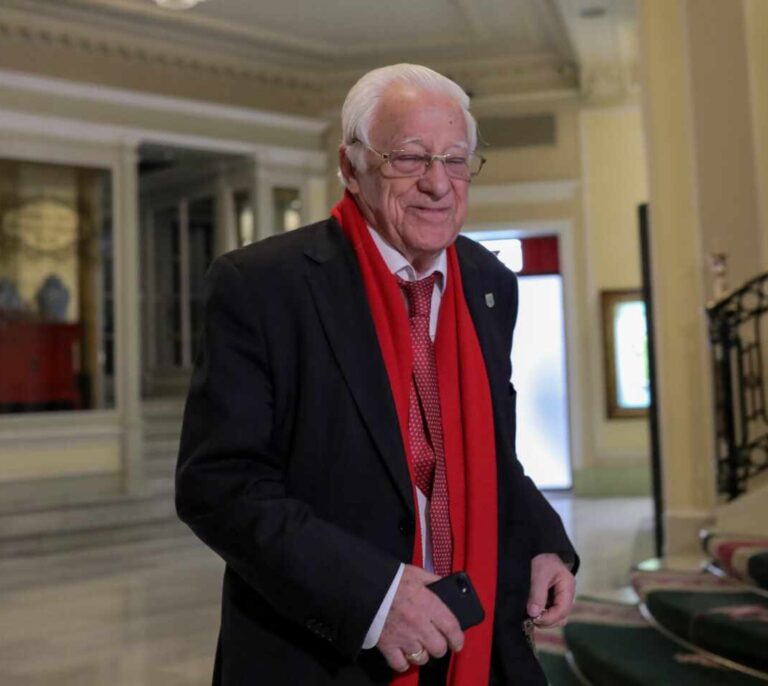 El padre Ángel 'bendice' a Pablo Iglesias: "Doy gracias a Dios por personas como tú"