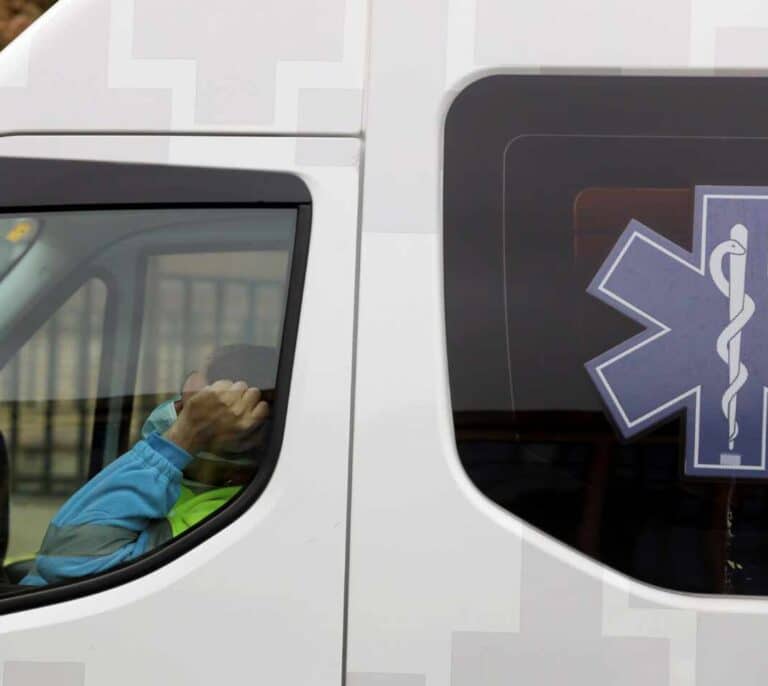 Muere un joven de 25 años al deslizarse su coche por el hielo y estrellarse contra un semáforo