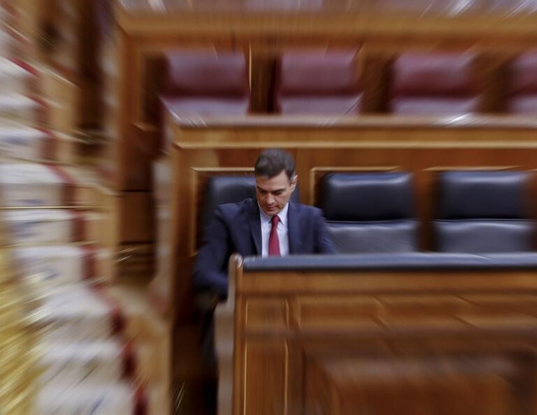 Intercambio de golpes en el Congreso: de los "antidemócratas" a las peticiones de dimisión