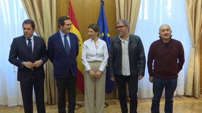 La ministra de Trabajo, Yolanda Díaz, junto a los representantes empresariales y sindicales.
