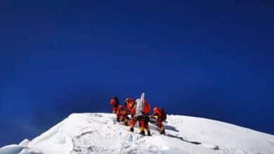 China instala una antena en el Everest para medir su altitud exacta