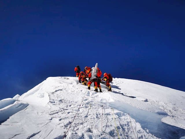 China instala una antena en el Everest para medir su altitud exacta