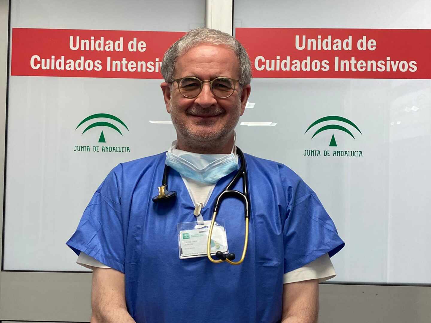 El doctor Juan Luis Galeas, en la UCI del Hospital Regional de Málaga.