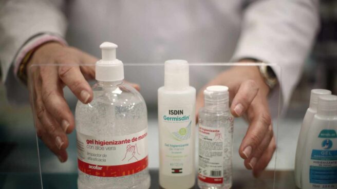 Geles higienizantes para manos, en un despacho de farmacia.