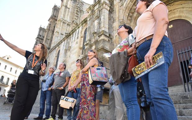 Evitar las aglomeraciones, los espacios reducidos y los cruces de grupos, consejos para los guías turísticos