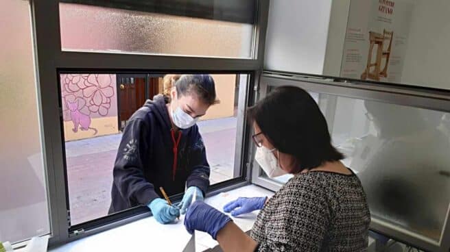 https___prensa.lacaixa.org_wp-content_uploads_2020_05_3.-Fundacin-Secretariado-Gitano-Fundacin-la-Caixa-entrega-vales-alimentacin-03