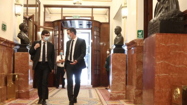 Pedro Sánchez y el ministro de Sanidad, Salvador Illa, esta semana en los pasillos del Congreso.