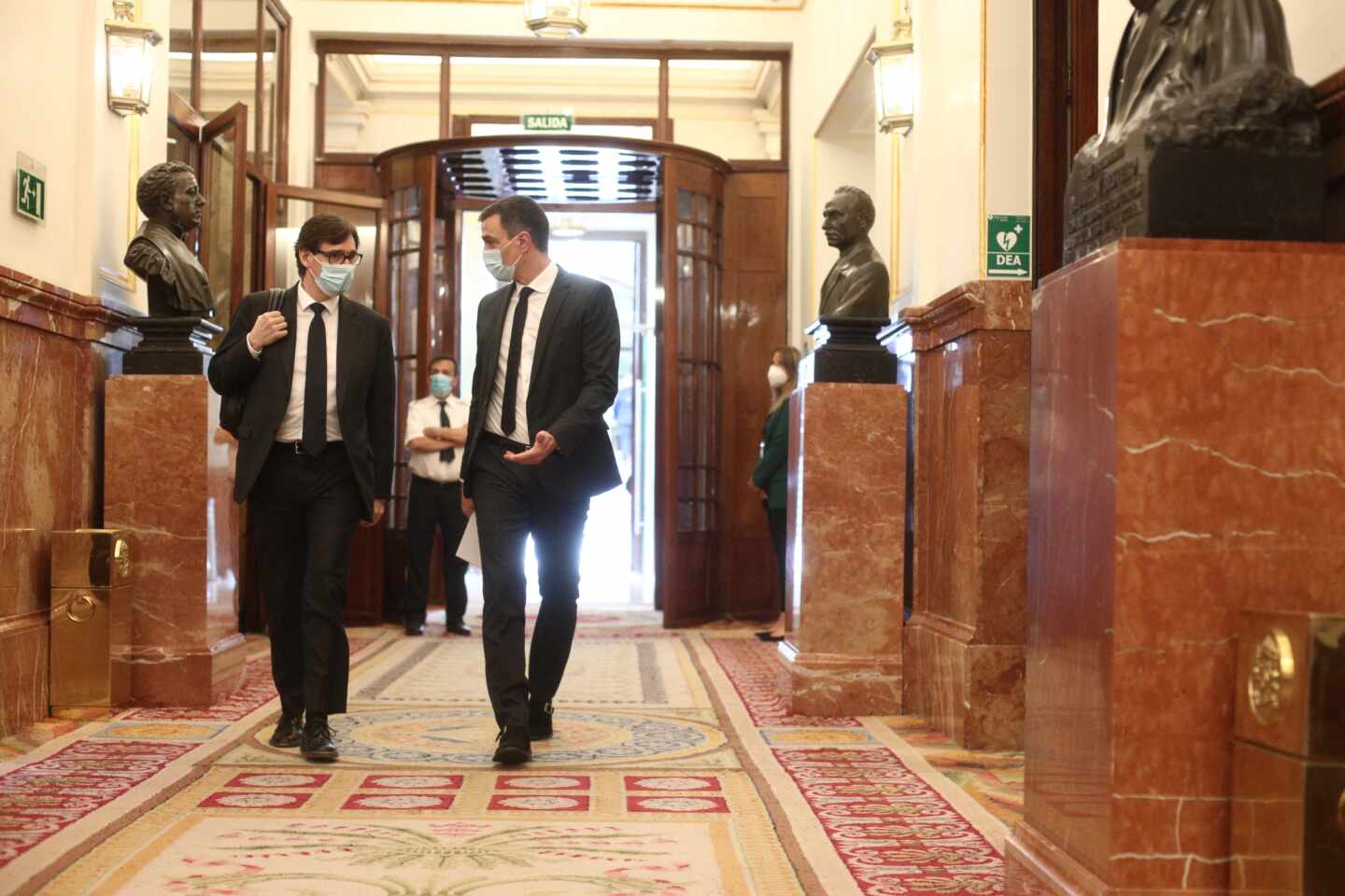Pedro Sánchez y el ministro de Sanidad, Salvador Illa, esta semana en los pasillos del Congreso.