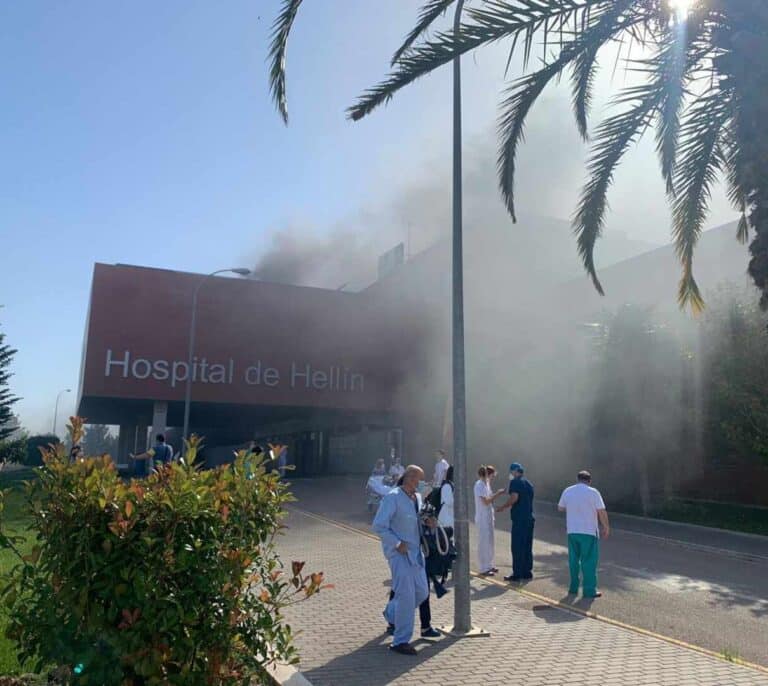 Un incendio obliga a evacuar el hospital de Hellín e improvisar dos hospitales de campaña