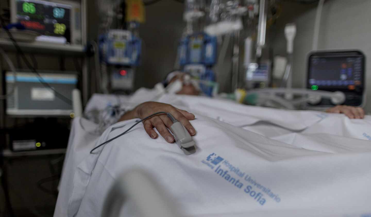 Hombres, 69 años, hipertensión: así son los hospitalizados por COVID-19 en España