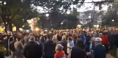 Manifestación contra el presidente de Serbia el día después de levantar el confinamiento