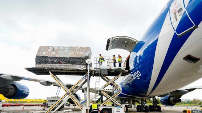 Descarga de material sanitario de un avión, procedente de China, en el aeropuerto Madrid-Barajas.