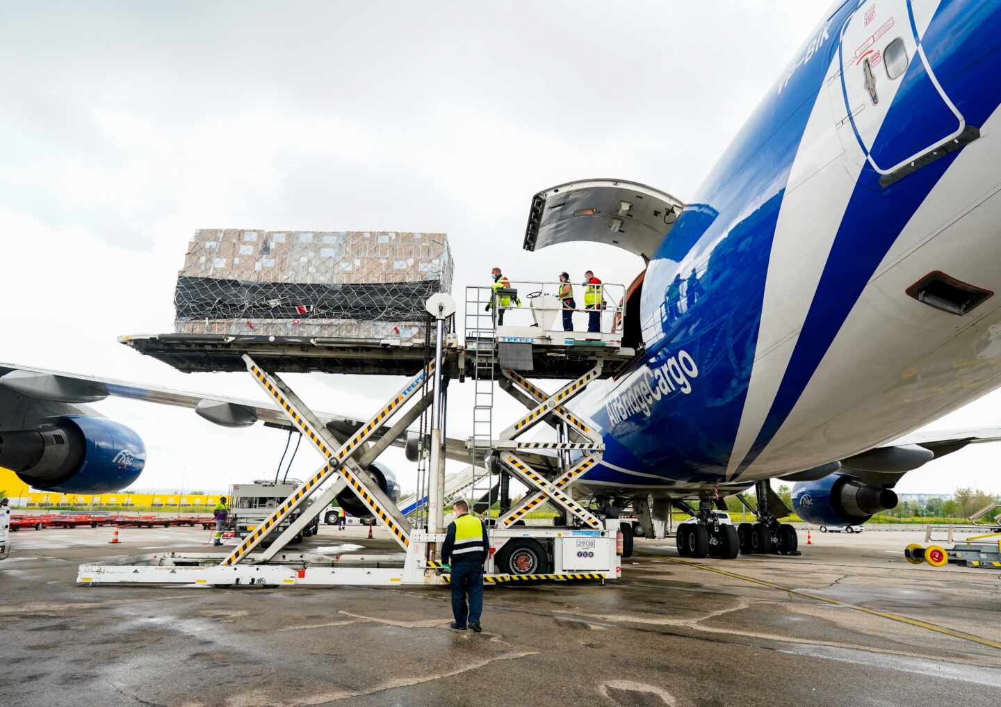 Descarga de material sanitario de un avión, procedente de China, en el aeropuerto Madrid-Barajas.