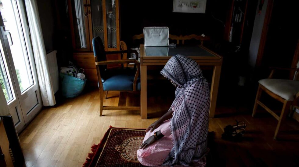 Una mujer, en plena oración en su casa de Granada durante el presente Ramadán.