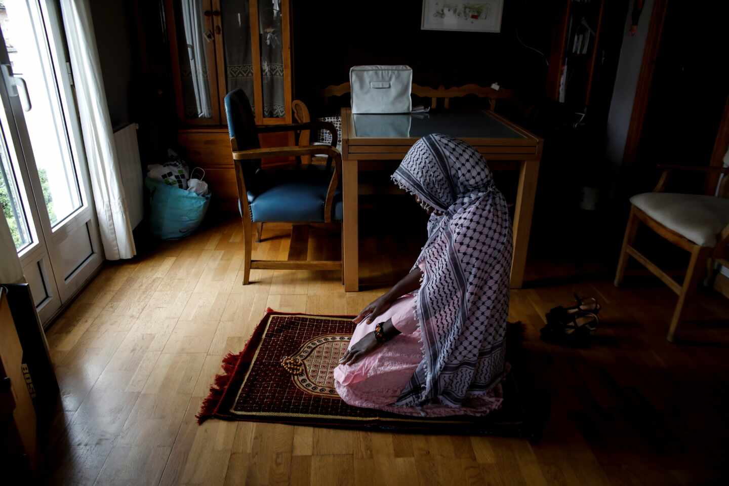 Una mujer, en plena oración en su casa de Granada durante el presente Ramadán.