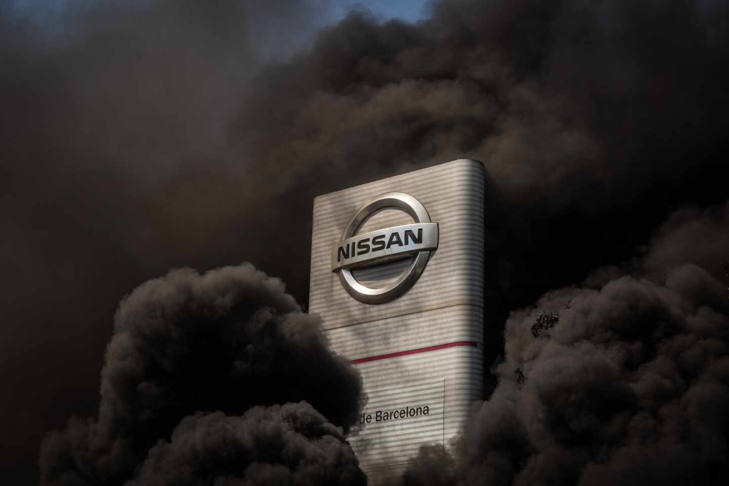Quema de neumáticos frente a la planta de Nissan en Barcelona en protesta por el cierre.