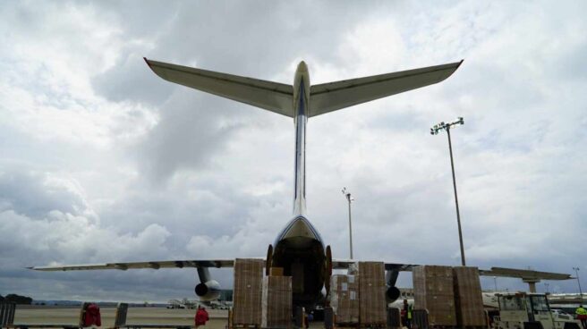 Descarga de material sanitario de un avión en el aeropuerto de Palma a finales de marzo.