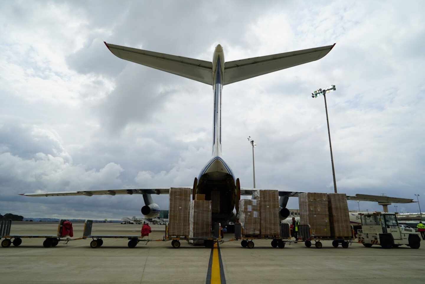 Descarga de material sanitario de un avión en el aeropuerto de Palma a finales de marzo.