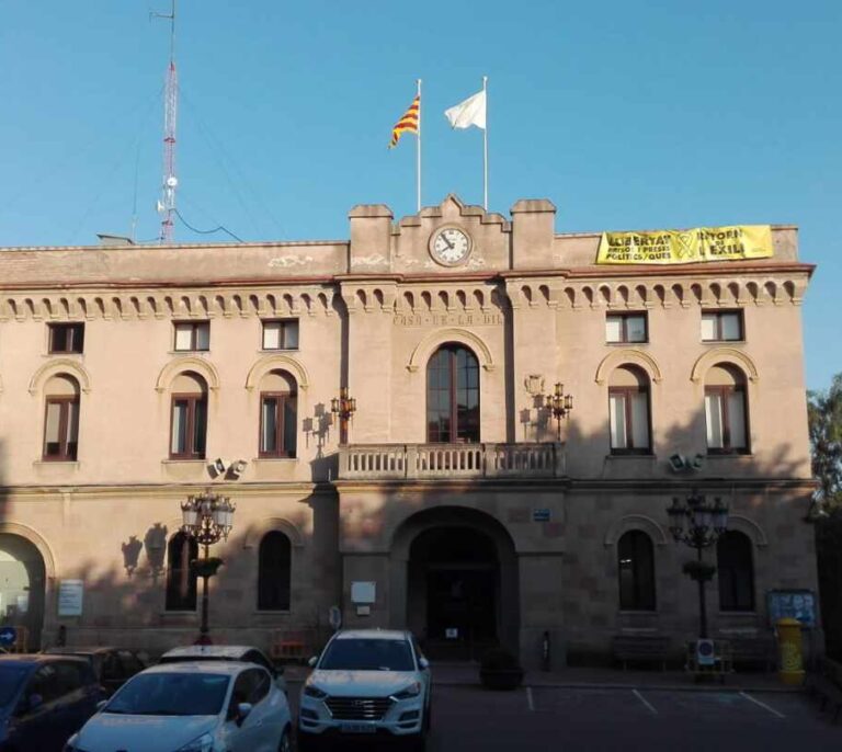 Una alcaldesa de ERC, acusada de  malversación tras denunciar a tres vecinos por descolgar una pancarta
