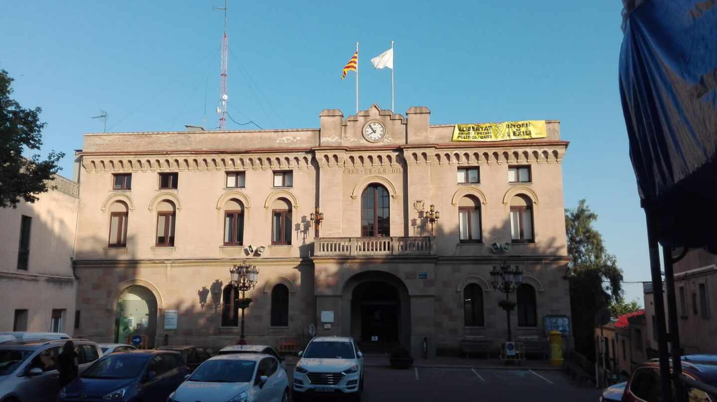 Una alcaldesa de ERC, acusada de  malversación tras denunciar a tres vecinos por descolgar una pancarta