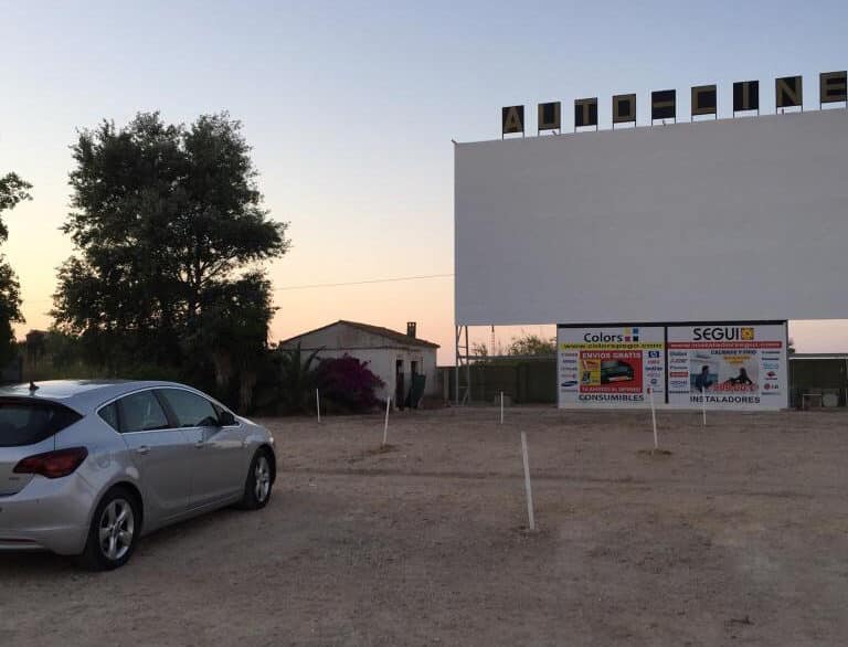 Reabre la primera sala, un autocine de Denia con sesión doble y precios populares