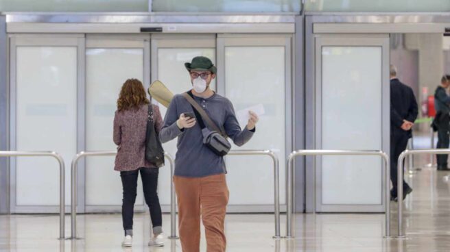 Un pasajero con mascarilla en el aeropuerto de Madrid-Barajas.