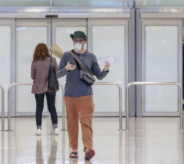 Aerolíneas y hoteles frenarán su reactivación si la cuarentena masiva llega hasta el verano