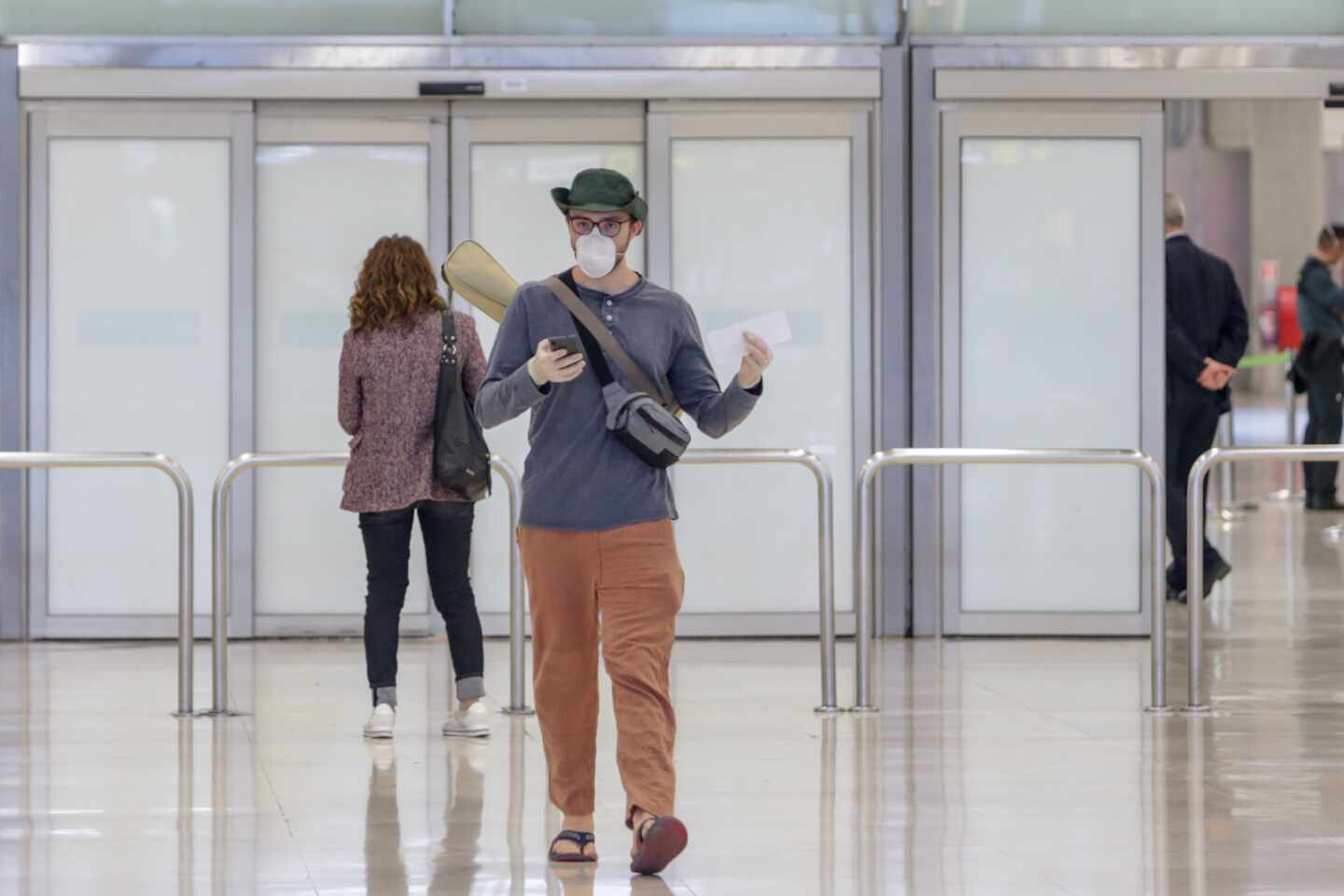 Un pasajero con mascarilla en el aeropuerto de Madrid-Barajas.