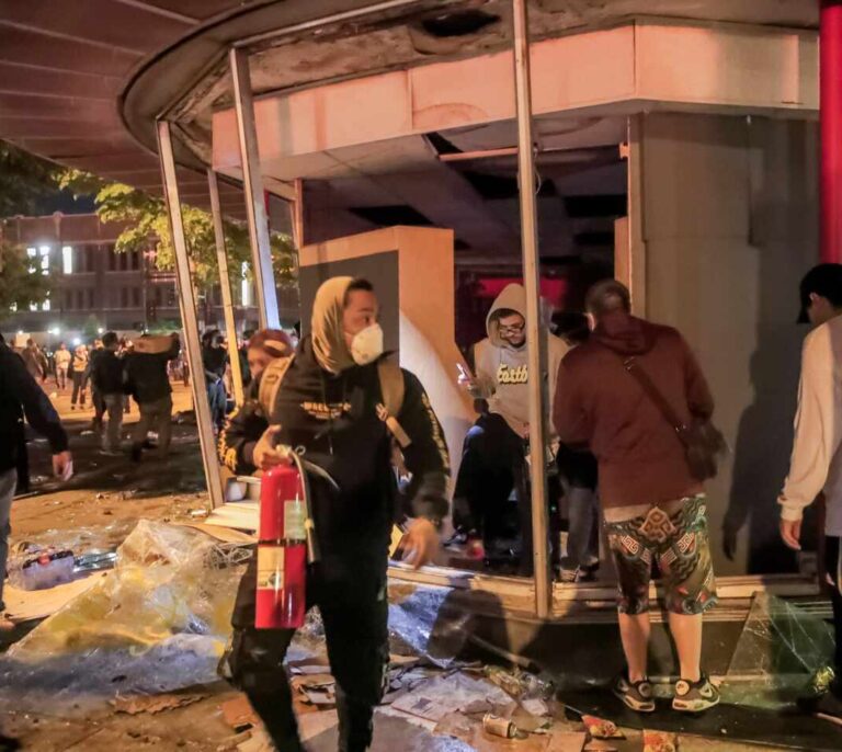 Trump responsabiliza a los 'Antifa' de los disturbios y los declarará organización terrorista