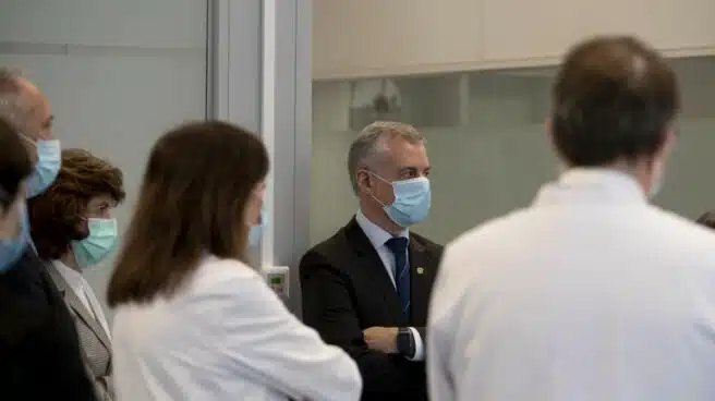 Sanitarios reciben al grito de "¡fuera, fuera!" a Urkullu durante su visita al Hospital de Cruces