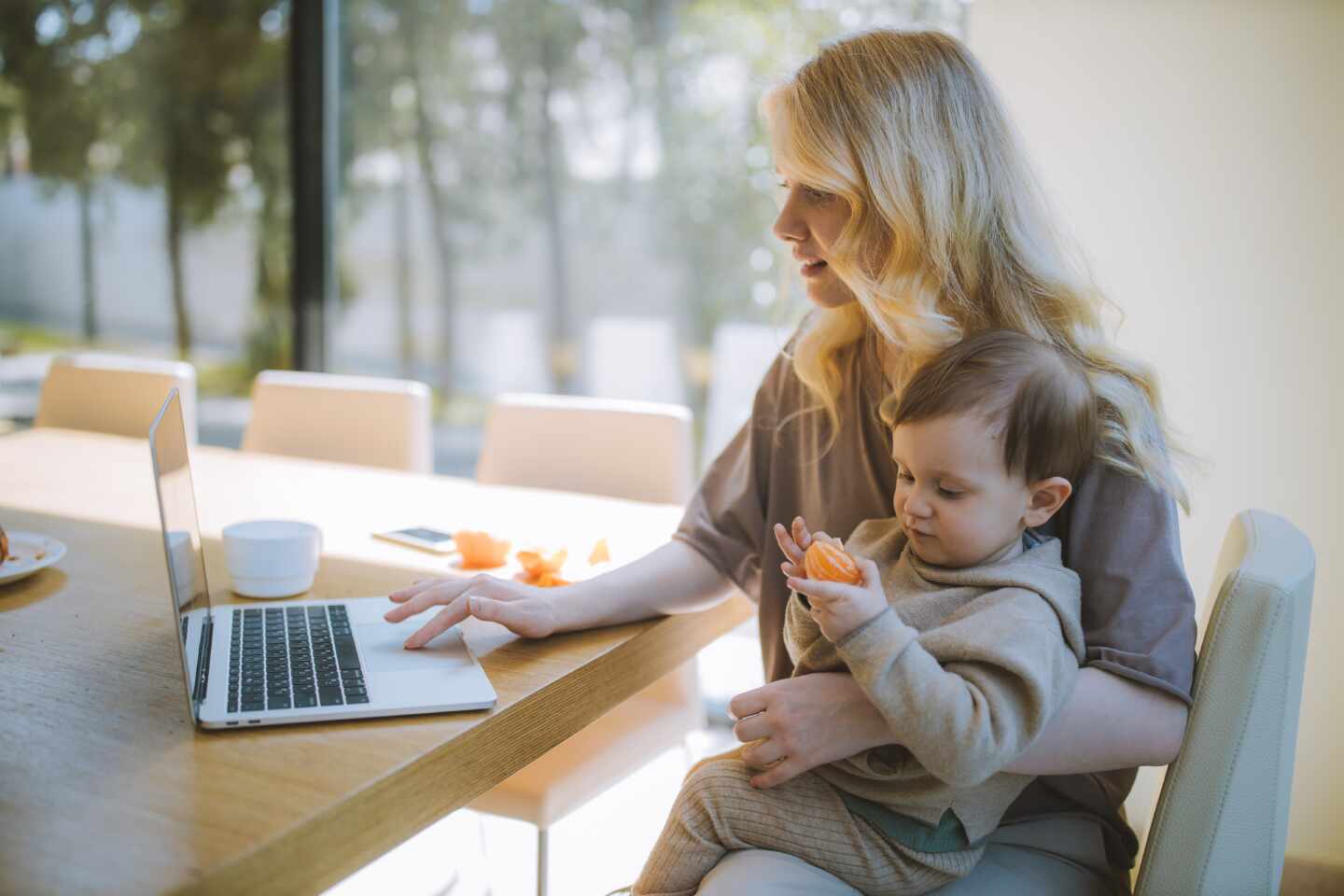 Las horas ‘extra’ del teletrabajo caen entre los jefes y se disparan entre los empleados